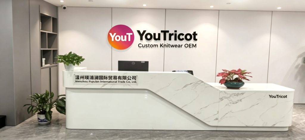 Modern minimalist office reception desk photo of YouTricot Wenzhou Pupulan International Trade Co., Ltd., brand logo wall lobby front desk, custom knitwear OEM enterprise company entrance lobby interior
