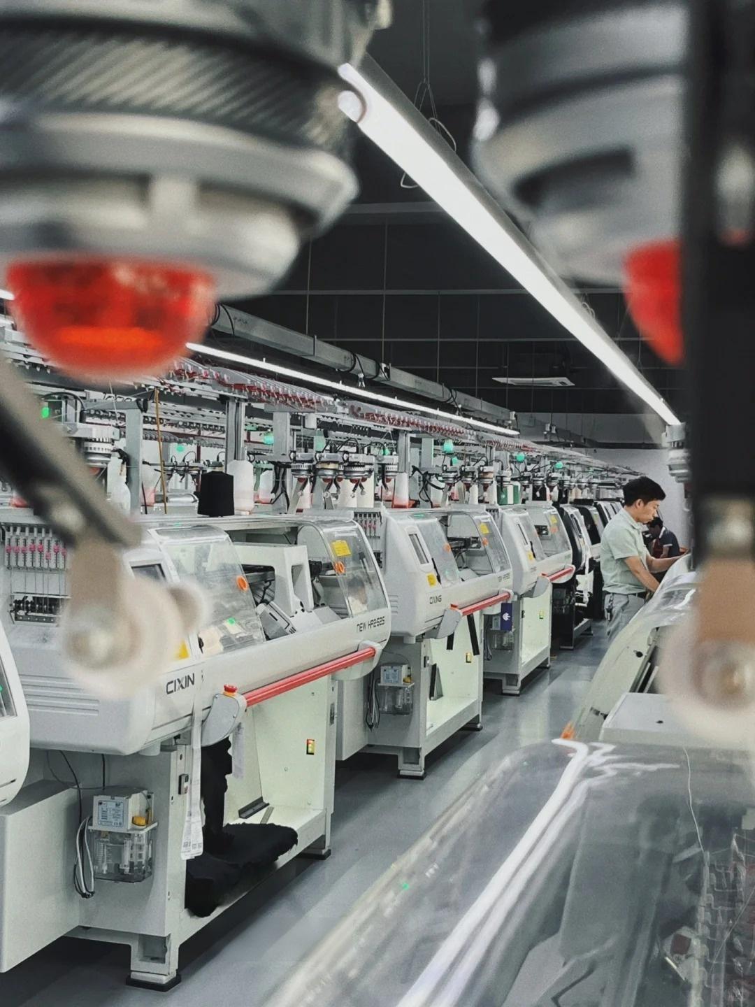 Panoramic real shot of full-auto computer flat knitting machine production line, complete one-stop knitwear supply chain factory equipment display